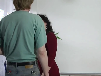 Watch this amateur dark-haired bird with respect to fever crave a sticky load