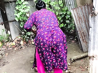 Warm Desi Bhabi cheats on her spouse with her brother-in-law-in-law's acquaintance in a crazy outdoor lovemaking