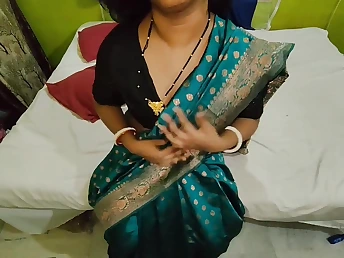 Desi Aunty saves her panhandler from bait with her penurious body and penurious pussy