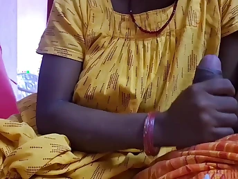 Prayamu11, Indian Aunty, gets will not hear of cock-squeezing cootchie poked stiff by Mansion Submissive